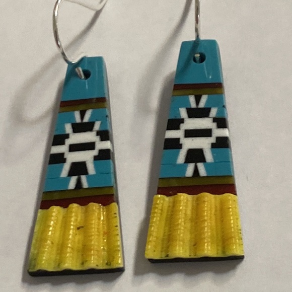 Gibbsite Southwestern Design Applied Shell Pierced earrings - Picture 3 of 3
